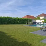 Troyes Piscine Chauffee Sans Vis A Vis Et Jacuzzi Massant