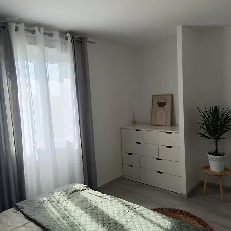 Troyes Piscine Chauffee Sans Vis A Vis Et Jacuzzi Massant Villa