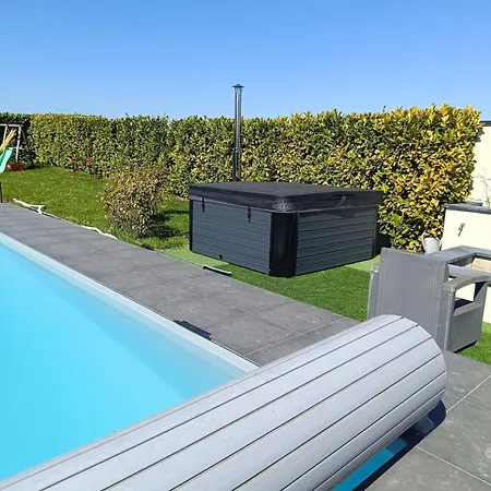 Villa Troyes Piscine Chauffee Sans Vis A Vis Et Jacuzzi Massant