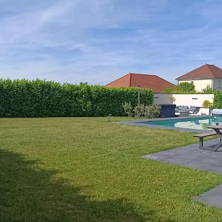Troyes Piscine Chauffee Sans Vis A Vis Et Jacuzzi Massant