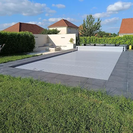 Troyes Piscine Chauffee Sans Vis A Vis Et Jacuzzi Massant Villa