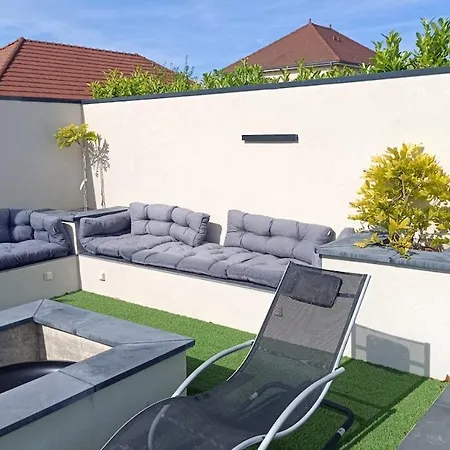 Troyes Piscine Chauffee Sans Vis A Vis Et Jacuzzi Massant *