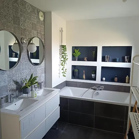 Villa Troyes Piscine Chauffee Sans Vis A Vis Et Jacuzzi Massant