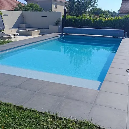 Troyes Piscine Chauffee Sans Vis A Vis Et Jacuzzi Massant
