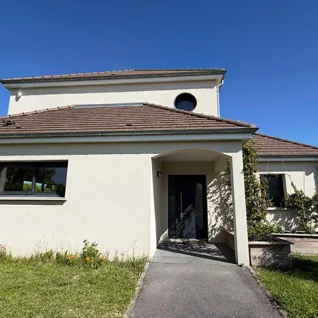 Villa Troyes Piscine Chauffee Sans Vis A Vis Et Jacuzzi Massant *