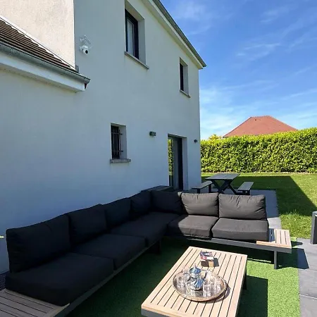 Villa Troyes Piscine Chauffee Sans Vis A Vis Et Jacuzzi Massant *