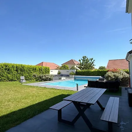 Troyes Piscine Chauffee Sans Vis A Vis Et Jacuzzi Massant