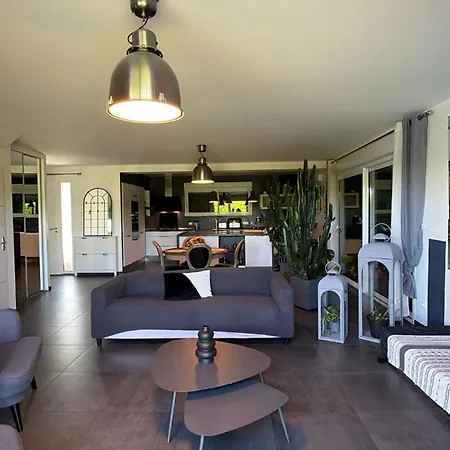 Villa Troyes Piscine Chauffee Sans Vis A Vis Et Jacuzzi Massant *