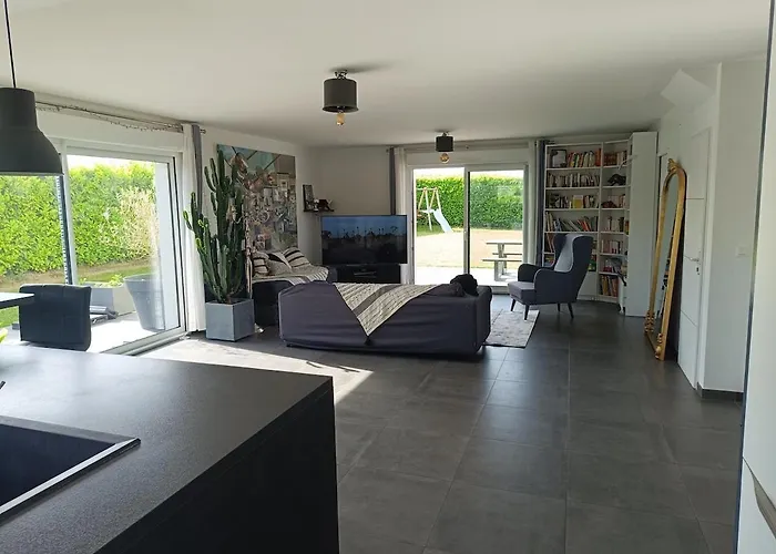 Troyes Piscine Chauffee Sans Vis A Vis Et Jacuzzi Massant *