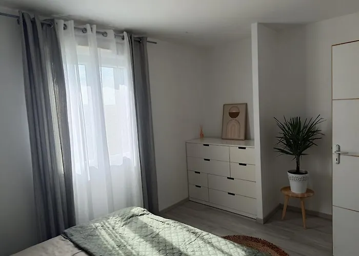 Troyes Piscine Chauffee Sans Vis A Vis Et Jacuzzi Massant Villa