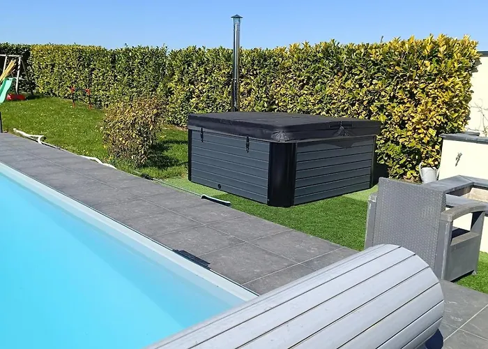 Villa Troyes Piscine Chauffee Sans Vis A Vis Et Jacuzzi Massant