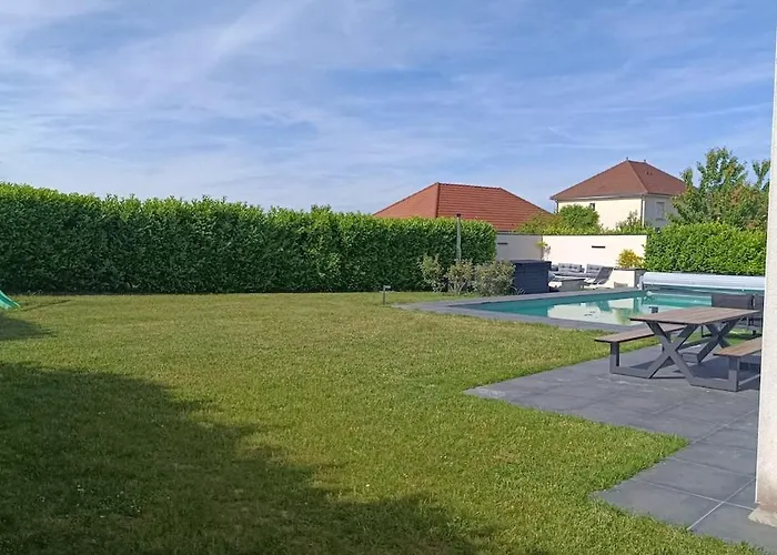 Troyes Piscine Chauffee Sans Vis A Vis Et Jacuzzi Massant