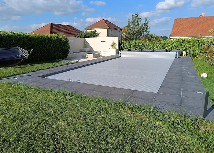 Troyes Piscine Chauffee Sans Vis A Vis Et Jacuzzi Massant Villa