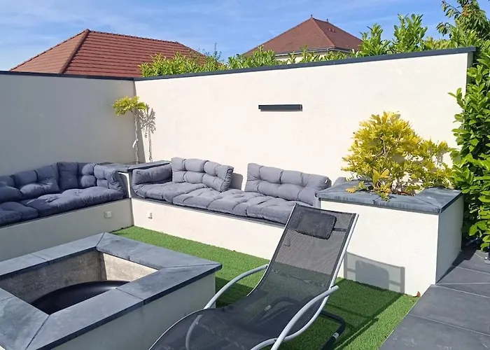 Troyes Piscine Chauffee Sans Vis A Vis Et Jacuzzi Massant *