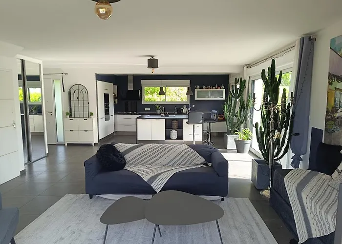 Troyes Piscine Chauffee Sans Vis A Vis Et Jacuzzi Massant * Saint-André-les-Vergers