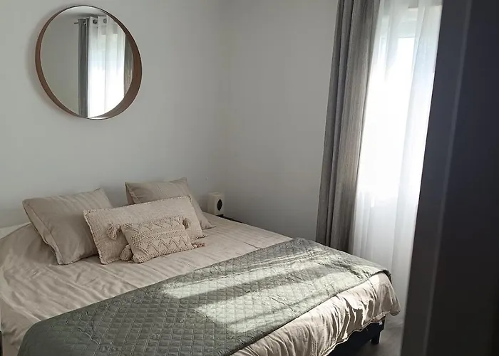 Troyes Piscine Chauffee Sans Vis A Vis Et Jacuzzi Massant Villa