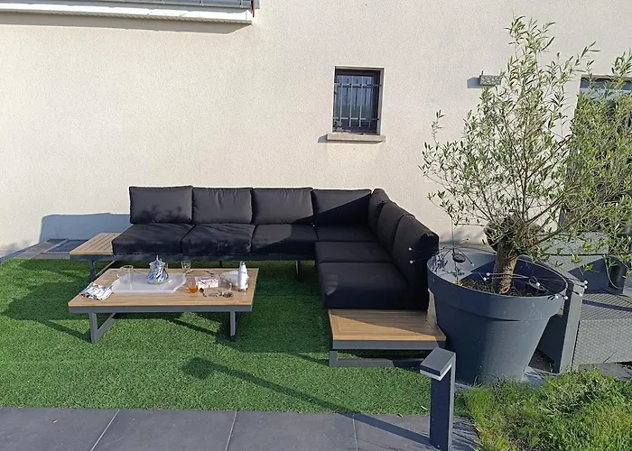 Troyes Piscine Chauffee Sans Vis A Vis Et Jacuzzi Massant Villa