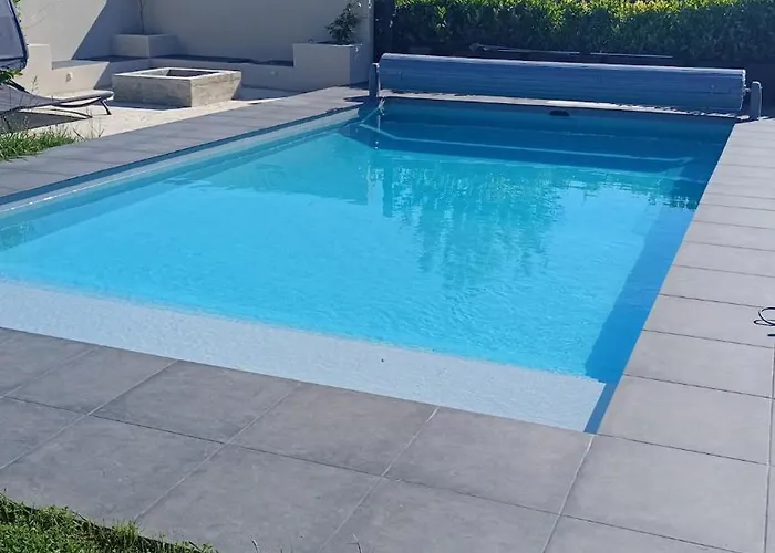 Troyes Piscine Chauffee Sans Vis A Vis Et Jacuzzi Massant